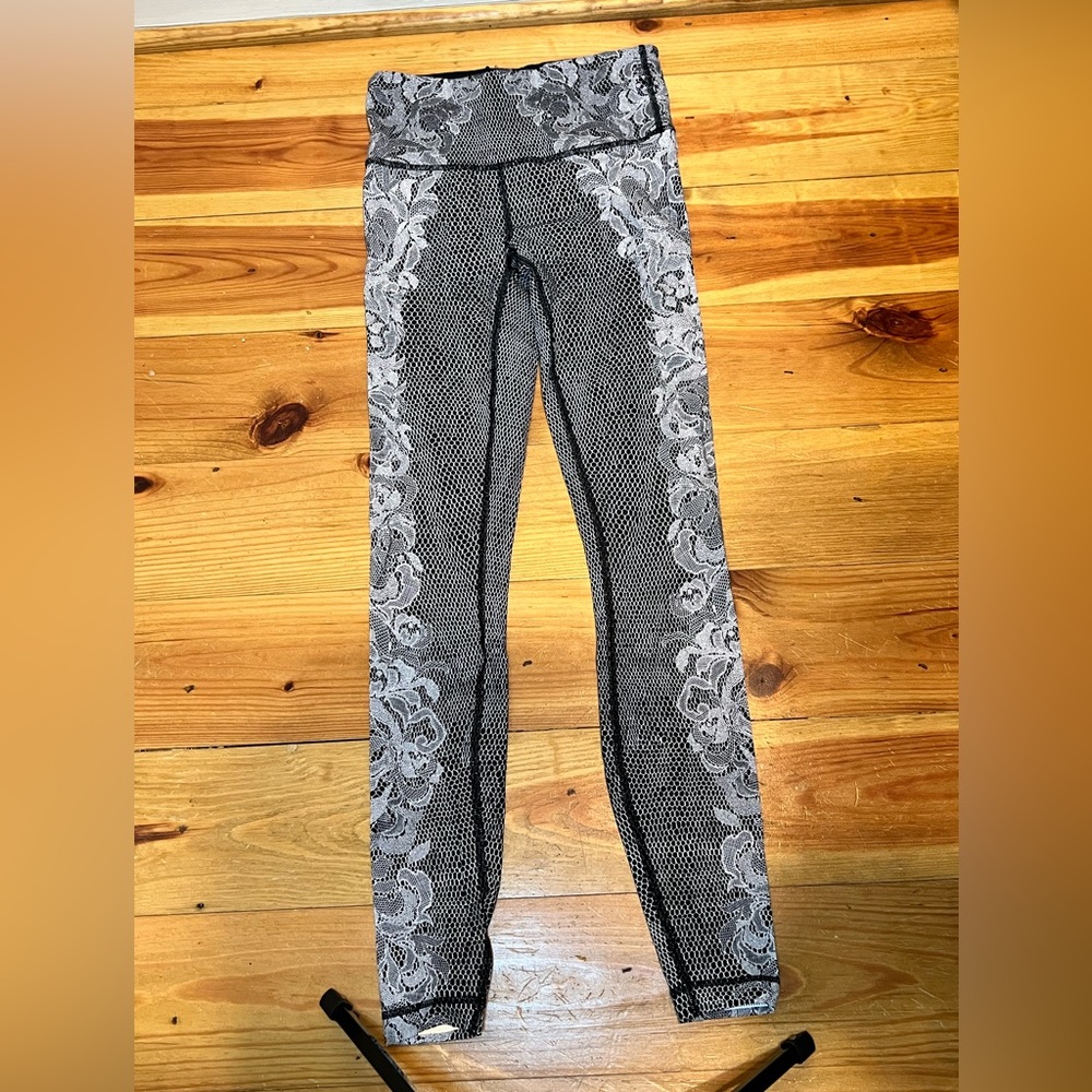 Lululemom printed capri size 4 like new